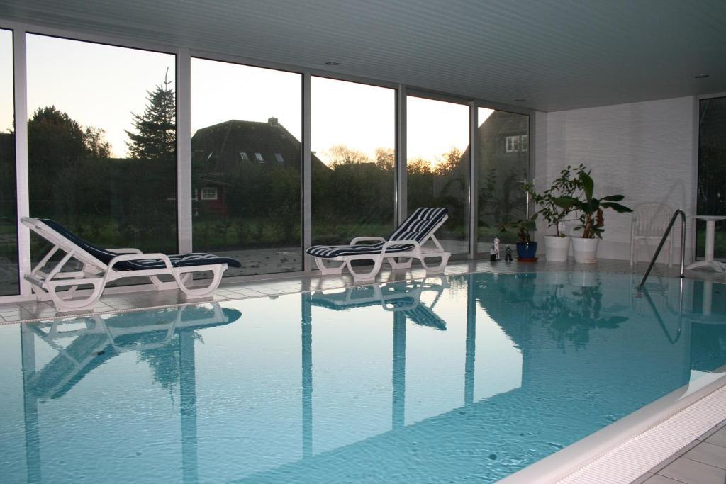 Ferienwohnungen Im Hotel Garni Zur Post Utersum Rom bilde